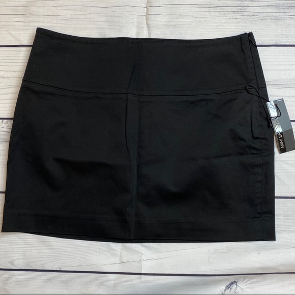 Express Dresses & Skirts - NWT Express Black Lined Mini Skirt - Size 6 B11